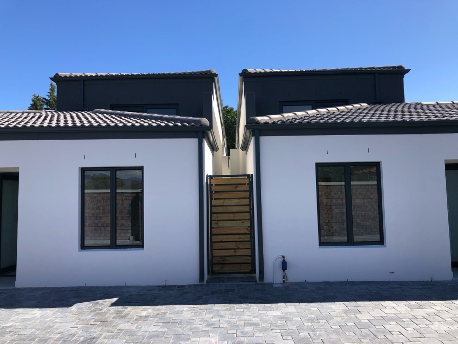 To Let 4 Bedroom Property for Rent in Somerset Ridge Western Cape
